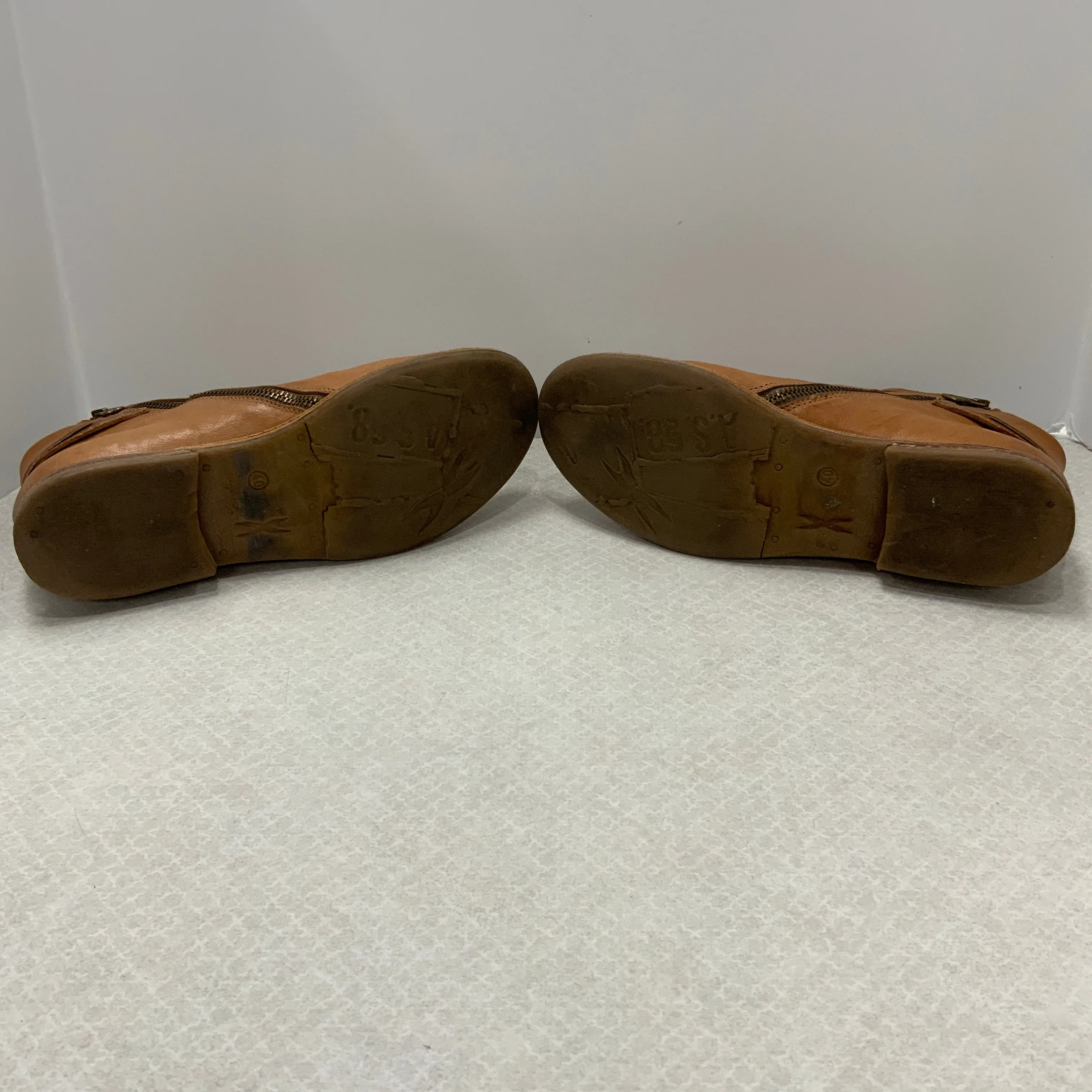 Boots Ankle Flats By Cma In Tan, Size: 9