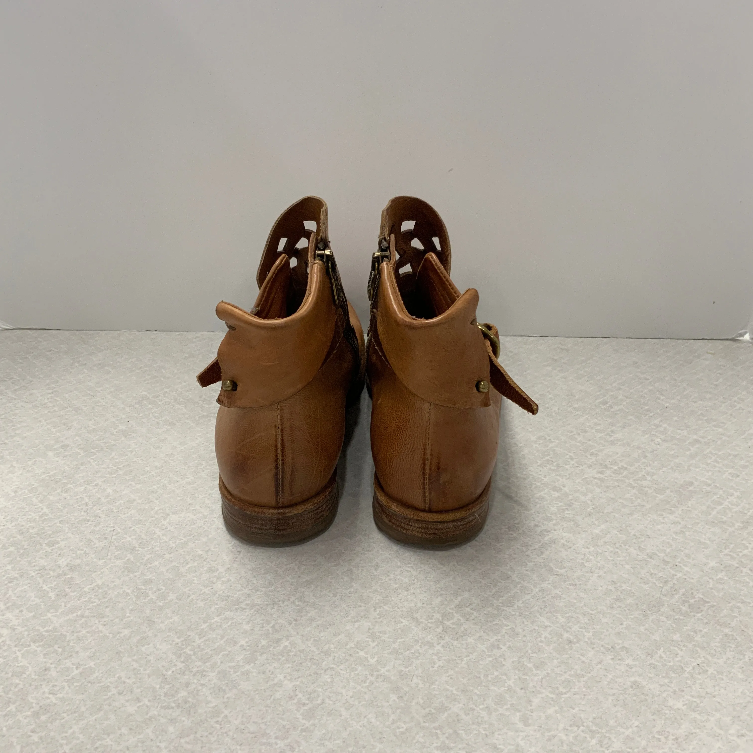 Boots Ankle Flats By Cma In Tan, Size: 9