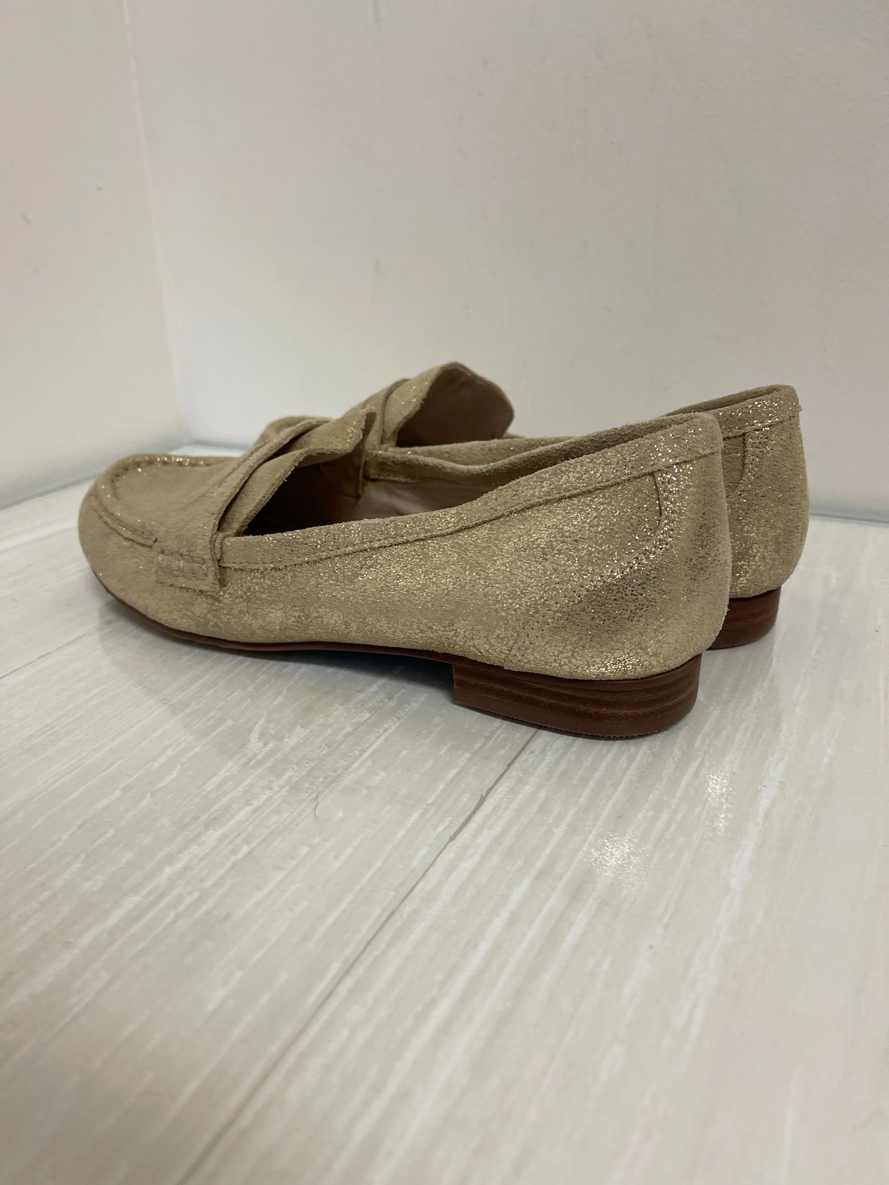 Shoes Flats By Volatile In Gold, Size: 8.5