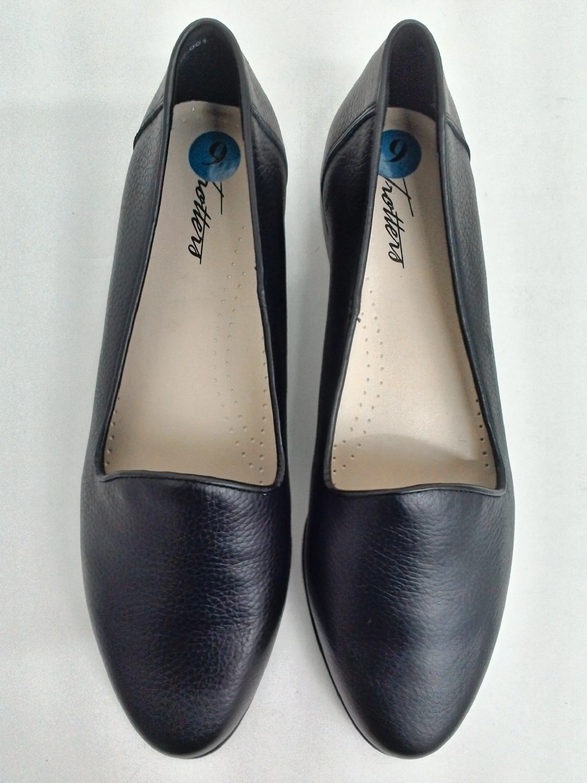 Trotters Women's Black Flats Size 9